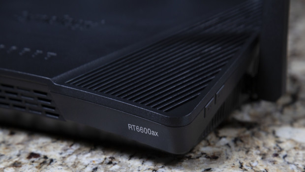 Obrázek rohu routeru Synology RT6600ax s číslem modelu